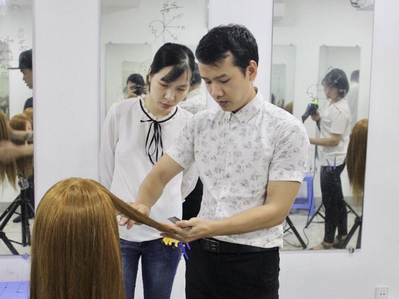 Học viện cam kết hỗ trợ học viên tìm việc tại các salon và trung tâm nghề tóc uy tín.