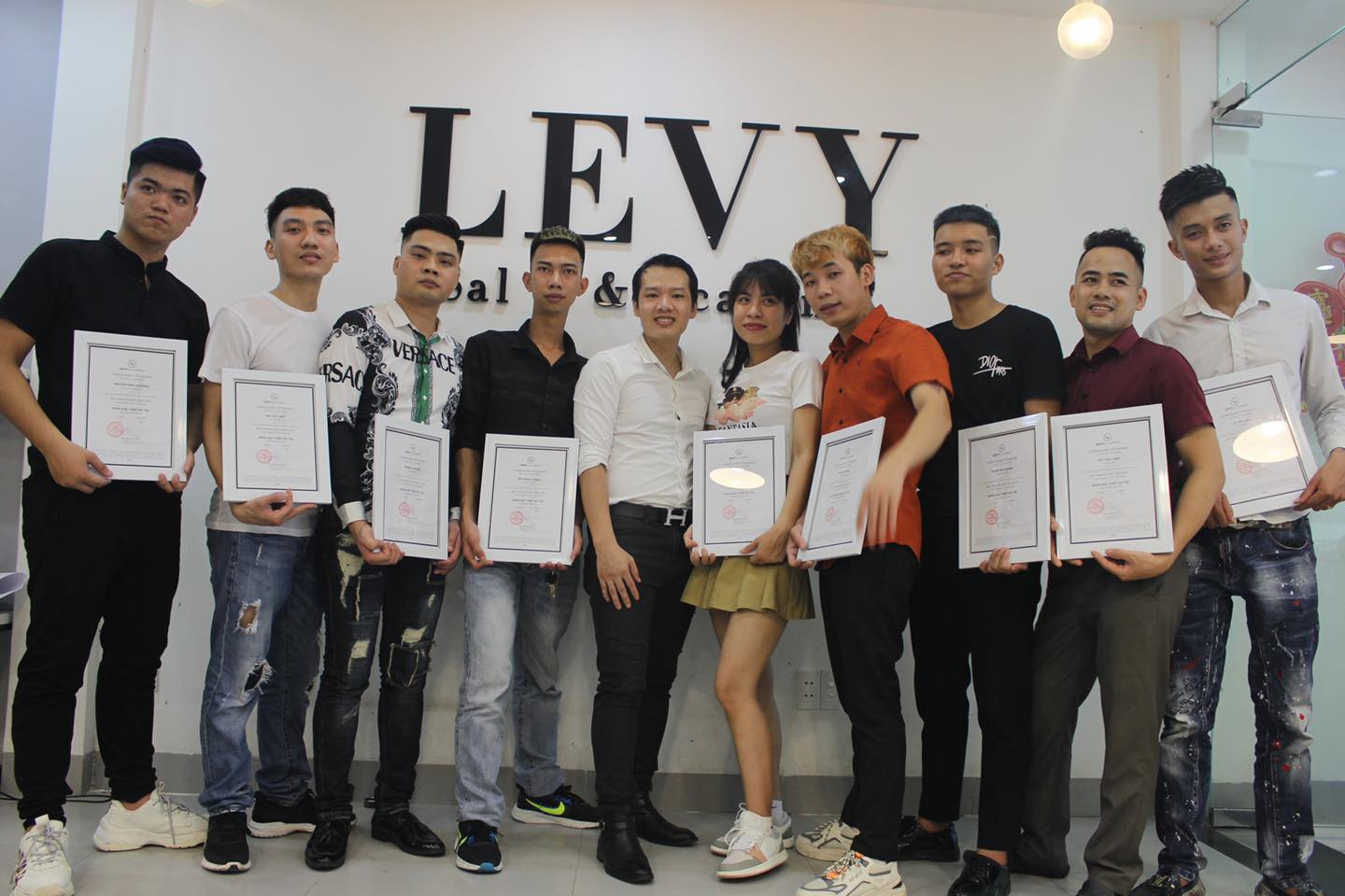 Lễ tốt nghiệp cắt tóc